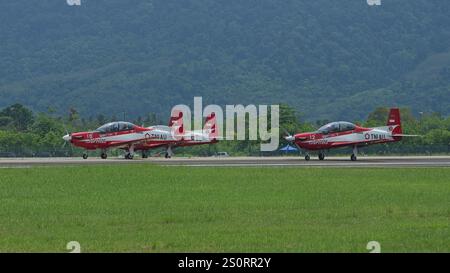 Jupiter vom Indonesia Air Force Aerobatic Display Team steht für ihre Demonstration in LIMA 2023 an. Stockfoto