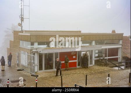 Deutschland, Baden-Württemberg, Karlsruhe 29.12.2024, Deutschland, DE, Baden-Württemberg, Karlsruhe im Bild die Turmbergbahn, Deutschlands aelteste noch betriebene Standseilbahn, Bahn, Turmberg, Durlach, Nostalgie, Talstation, Bergstation, Aussichtsterrasse, Ausflugsziel, Familie, Bauwerk, Veraenderung, Zwillingswagen, Nahverkehr Baden-Württemberg *** Deutschland, Baden Württemberg, Karlsruhe 29 12 2024, Deutschland, DE, Baden Württemberg, Karlsruhe im Bild die Turmbergbahn, Deutschlands älteste Standseilbahn noch in Betrieb, Eisenbahn, Turmberg, Durlach, Nostalgie, talstation, mou Stockfoto