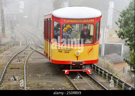 Deutschland, Baden-Württemberg, Karlsruhe 29.12.2024, Deutschland, DE, Baden-Württemberg, Karlsruhe im Bild die Turmbergbahn, Deutschlands aelteste noch betriebene Standseilbahn, Bahn, Turmberg, Durlach, Nostalgie, Talstation, Bergstation, Aussichtsterrasse, Ausflugsziel, Familie, Bauwerk, Veraenderung, Zwillingswagen, Nahverkehr Baden-Württemberg *** Deutschland, Baden Württemberg, Karlsruhe 29 12 2024, Deutschland, DE, Baden Württemberg, Karlsruhe im Bild die Turmbergbahn, Deutschlands älteste Standseilbahn noch in Betrieb, Eisenbahn, Turmberg, Durlach, Nostalgie, talstation, mou Stockfoto