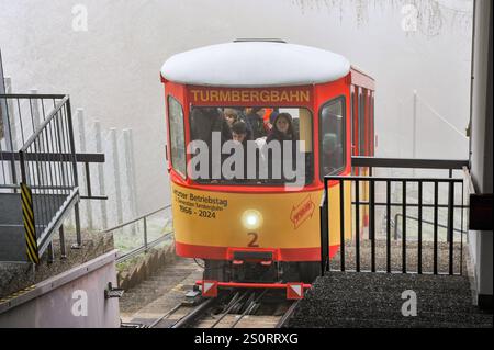 Deutschland, Baden-Württemberg, Karlsruhe 29.12.2024, Deutschland, DE, Baden-Württemberg, Karlsruhe im Bild die Turmbergbahn, Deutschlands aelteste noch betriebene Standseilbahn, Bahn, Turmberg, Durlach, Nostalgie, Talstation, Bergstation, Aussichtsterrasse, Ausflugsziel, Familie, Bauwerk, Veraenderung, Zwillingswagen, Nahverkehr Baden-Württemberg *** Deutschland, Baden Württemberg, Karlsruhe 29 12 2024, Deutschland, DE, Baden Württemberg, Karlsruhe im Bild die Turmbergbahn, Deutschlands älteste Standseilbahn noch in Betrieb, Eisenbahn, Turmberg, Durlach, Nostalgie, talstation, mou Stockfoto