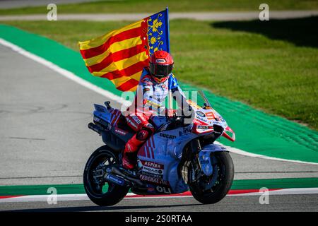 Marc Marquez Fahrer des Gressini Racing Teams am Ende der Gran Premio Solidaridad de Barcelona mit einer valencianischen Flagge auf dem Fahrrad Stockfoto