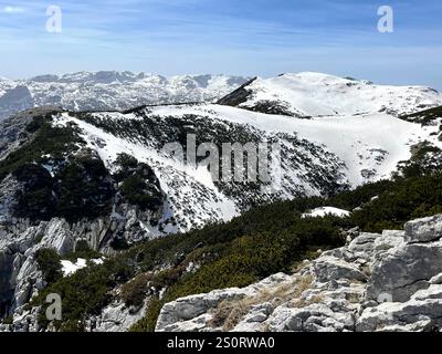 Winterwandern auf dem Berg Čvrsnica, Bosnien Stockfoto