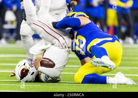 Los Angeles, Usa. Dezember 2024. Der Arizona Cardinals Quarterback Kyler Murray (L) wird von den Los Angeles Rams Defensive End Braden Fiske #55 während eines NFL-Fußballspiels im SoFi Stadium besiegt. Quelle: SOPA Images Limited/Alamy Live News Stockfoto