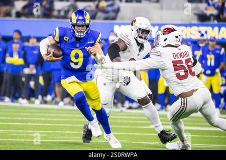 Los Angeles, Usa. Dezember 2024. Los Angeles Rams Quarterback Matthew Stafford #9 entkommt einem Tackle-Versuch der Arizona Cardinals vor Linebacker Julian Okwara #58 während eines NFL-Fußballspiels im SoFi Stadium. (Foto: Ringo Chiu/SOPA Images/SIPA USA) Credit: SIPA USA/Alamy Live News Stockfoto