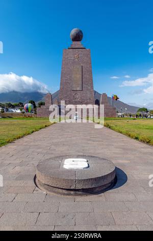 Das Äquatorlinie-Baudenkmal in Mitad del Mundo (Mitte der Welt), Quito, Ecuador. Stockfoto