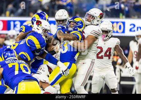 Los Angeles, Usa. Dezember 2024. Los Angeles Rams Running Back Kyren Williams (C) wird von den Arizona Cardinals während eines NFL-Fußballspiels im SoFi Stadium gestoppt. (Foto: Ringo Chiu/SOPA Images/SIPA USA) Credit: SIPA USA/Alamy Live News Stockfoto