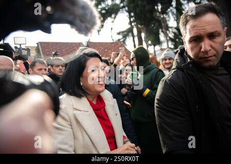 Der ehemalige Präsident Salome Zourabichvili begrüßt eine Menschenmenge vor ihrem Wohnsitz in Tiflis, nachdem der neu gewählte, nicht aus dem Volk stammende Präsident Michail Kavelaschwili eingeweiht wurde, dessen Legitimität von Zurabichvili und Oppositionsparteien angefochten wird. Der ehemalige Präsident rief die Parlamentswahlen am 28. Oktober und die anschließende Wahl eines neuen Präsidenten, des ehemaligen Fußballspielers Michail Kavelaschwili, als unrechtmäßig und verfassungswidrig an, da die Regierungspartei diese Macht nicht ausüben kann, während sie wegen Vorwürfen von Wahlmanipulationen untersucht wird. Heute war Kavelaschwili Inaugura Stockfoto