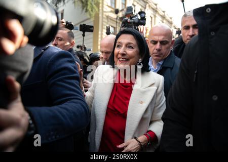 Der ehemalige Präsident Salome Zourabichvili begrüßt eine Menschenmenge vor ihrem Wohnsitz in Tiflis, nachdem der neu gewählte, nicht aus dem Volk stammende Präsident Michail Kavelaschwili eingeweiht wurde, dessen Legitimität von Zurabichvili und Oppositionsparteien angefochten wird. Der ehemalige Präsident rief die Parlamentswahlen am 28. Oktober und die anschließende Wahl eines neuen Präsidenten, des ehemaligen Fußballspielers Michail Kavelaschwili, als unrechtmäßig und verfassungswidrig an, da die Regierungspartei diese Macht nicht ausüben kann, während sie wegen Vorwürfen von Wahlmanipulationen untersucht wird. Heute war Kavelaschwili Inaugura Stockfoto