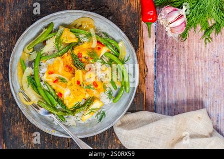 Ingwer und Tumerick-Kabeljau mit grünen Bohnen und Reis Stockfoto