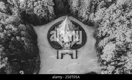 Das atemberaubende Schwarzenberg-Grab in der Nähe von Trebon in Tschechien ist von üppigem Grün umgeben. Seine komplexe Architektur zeichnet sich durch eine ruhige Landschaft aus. Schwarzweiß-Fotografie. Stockfoto