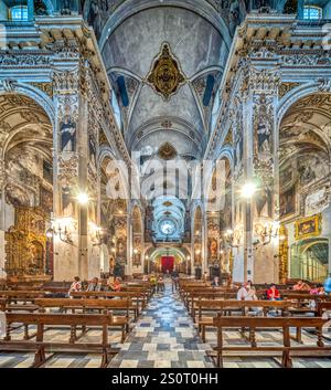 Sevilla, Spanien, 15. Mai 2022, Blick auf die Inneneinrichtung von Iglesia de la Magdalena mit detaillierter barocker Architektur und Dekoration. Stockfoto