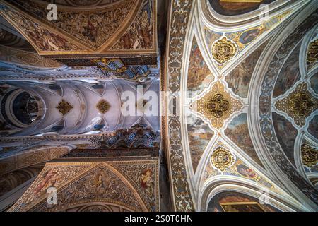 Sevilla, Spanien, 15. Mai 2022, atemberaubende Barockarchitektur der Iglesia de la Magdalena, mit komplizierter Deckenkunst. Stockfoto