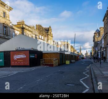 Leute, die am Weihnachtstag an der Polar Ice Bar vorbeilaufen, Edinburgh, Schottland, Großbritannien Stockfoto