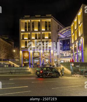 Shopper am zweiten Weihnachtsfeiertag im St. James Quarter auf der Suche nach Schnäppchen, Edinburgh, Schottland, Großbritannien Stockfoto