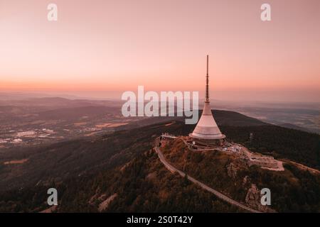 Jested-Gebäude mit Liberec im Hintergrund während Sonnenaufgang. Luftaufnahme von der Drohne. Die Verwendung des Jested-Fotos für kommerzielle Zwecke kann die erfordern Stockfoto