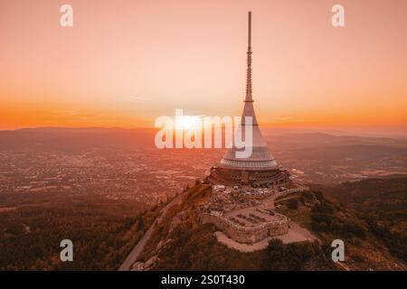Jested-Gebäude mit Liberec im Hintergrund während Sonnenaufgang. Luftaufnahme von der Drohne. Die Verwendung des Jested-Fotos für kommerzielle Zwecke kann die erfordern Stockfoto