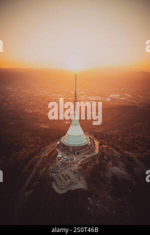 Jested-Gebäude mit Liberec im Hintergrund während Sonnenaufgang. Luftaufnahme von der Drohne. Die Verwendung des Jested-Fotos für kommerzielle Zwecke kann die erfordern Stockfoto