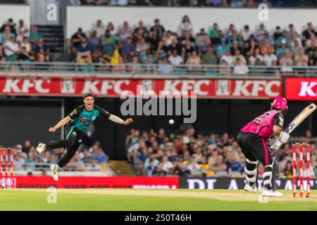 Brisbane, Australien. Dezember 2024. Mitchell Swepson von Brisbane Heat Bowling während des Big Bash League Spiels zwischen den Brisbane Heat und den Sydney Sixers im Gabba am 29. Dezember 2024 in Brisbane, Australien Credit: Tim Martorana/Alamy Live News Stockfoto
