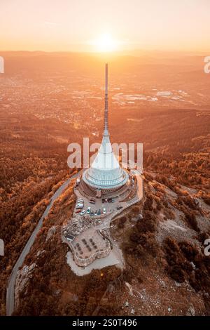Jested-Gebäude mit Liberec im Hintergrund während Sonnenaufgang. Luftaufnahme von der Drohne. Die Verwendung des Jested-Fotos für kommerzielle Zwecke kann die erfordern Stockfoto