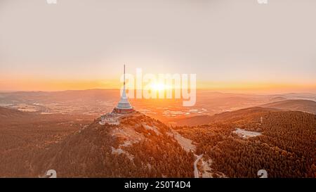 Jested-Gebäude mit Liberec im Hintergrund während Sonnenaufgang. Luftaufnahme von der Drohne. Die Verwendung des Jested-Fotos für kommerzielle Zwecke kann die erfordern Stockfoto