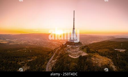 Jested-Gebäude mit Liberec im Hintergrund während Sonnenaufgang. Luftaufnahme von der Drohne. Die Verwendung des Jested-Fotos für kommerzielle Zwecke kann die erfordern Stockfoto