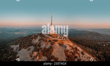 Jested-Gebäude mit Liberec im Hintergrund während Sonnenaufgang. Luftaufnahme von der Drohne. Die Verwendung des Jested-Fotos für kommerzielle Zwecke kann die erfordern Stockfoto
