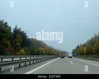 Indischer Sommer im Herbst im Alpental Holzgau in Tirol Österreich Lechtal Stockfoto