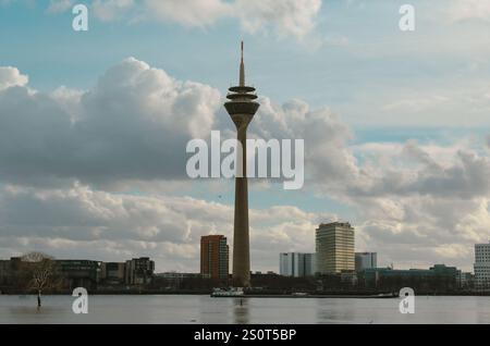 Die Skyline von Düsseldorf und dem Rhein bei Hochwasser, aus der linksrheinischen Perspektive, Düsseldorf, Deutschland. Stockfoto