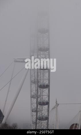 London, England, Großbritannien. Dezember 2024. Das London Eye verschwindet, als dicker Nebel über die Hauptstadt fällt. (Kreditbild: © Vuk Valcic/ZUMA Press Wire) NUR REDAKTIONELLE VERWENDUNG! Nicht für kommerzielle ZWECKE! Stockfoto