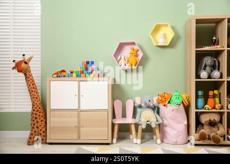 Innenraum des Kinderzimmers mit vielen verschiedenen Spielzeugen Stockfoto