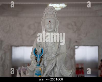 Guan Yin Buddha Statue. Statue von buddha Bodhisattva Guanyin oder Kuan Yin in einem buddhistischen Pagode-Tempel. Stockfoto