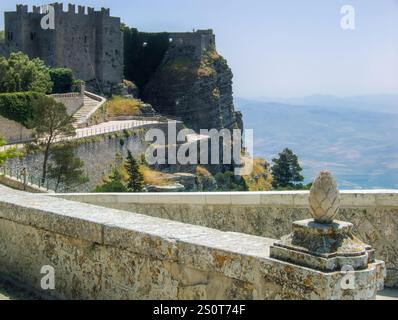 Steinmauern, die zum Venusschloss in Erice, Sizilien, führen, auf einer dramatischen Klippe mit üppigem Grün. Sizilien, Italien. Verschwommener Hintergrund, Kopie Spa Stockfoto