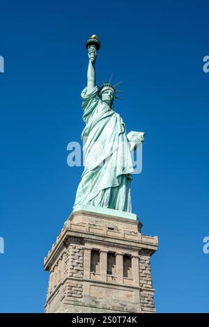 Die berühmte Freiheitsstatue in New York vor einem blauen Himmel Stockfoto