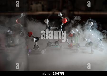 Rauchige Experimente am Molekularmodell. Wissenschaftler arbeiten an chemischen Reaktionen und erzeugen dicken Rauch. Kopierraum Stockfoto