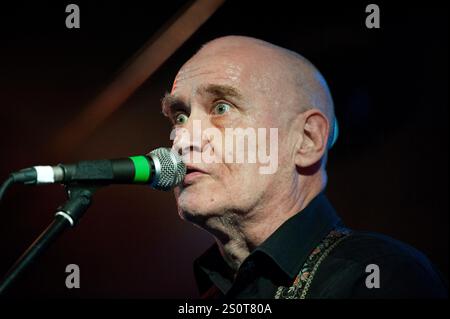 Wilko Johnson im Robin2 Club, Bilston, Wolverhampton, Großbritannien, 7. März 2013 auf seiner „Farewell Tour“. Auf dieser Tour glaubte Wilko, dass er aufgrund von Krebs eine kurze Zeit zu leben hatte, aber er erholte sich und lebte bis 2022. Stockfoto