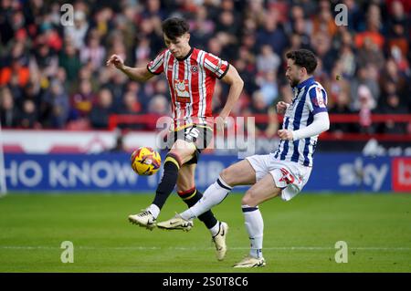 Andre Brooks von Sheffield United (links) und Michael Johnston von West Bromwich Albion (rechts) kämpfen um den Ball während des Sky Bet Championship Matches in der Bramall Lane, Sheffield. Bilddatum: Sonntag, 29. Dezember 2024. Stockfoto