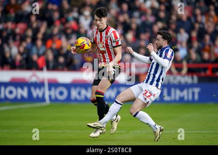 Andre Brooks von Sheffield United (links) und Michael Johnston von West Bromwich Albion (rechts) kämpfen um den Ball während des Sky Bet Championship Matches in der Bramall Lane, Sheffield. Bilddatum: Sonntag, 29. Dezember 2024. Stockfoto