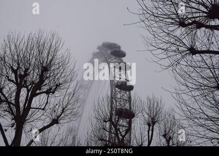 London, Großbritannien. Dezember 2024. Ein Blick auf das London Eye, während dichter Nebel über die Hauptstadt herabsteigt. Quelle: Vuk Valcic/Alamy Live News Stockfoto