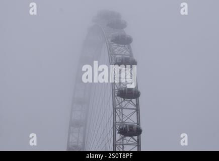 London, Großbritannien. Dezember 2024. Das London Eye verschwindet, als dicker Nebel über die Hauptstadt fällt. Quelle: Vuk Valcic/Alamy Live News Stockfoto