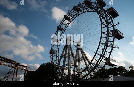 Riesenfähren fahren mit Menschen in einem Vergnügungspark. Heller, sonniger Tag für Unterhaltung. Kopierraum. Stockfoto