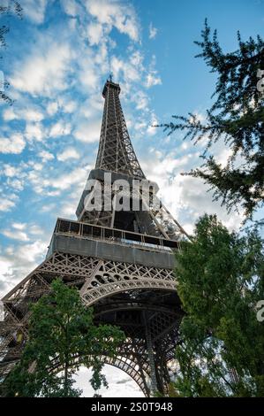 Wunderschöner Blick auf den Eiffelturm von unten in Paris, Frankreich. Copyspace mit langer Belichtung. Stockfoto