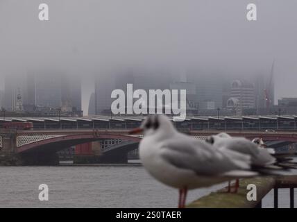 London, England, Großbritannien. Dezember 2024. London, Großbritannien. Dezember 2024. Ein Blick auf eine verdeckte Skyline der City of London, während dichter Nebel über die Hauptstadt herabfällt. Quelle: Vuk Valcic/Alamy Live News (Foto: © Vuk Valcic/ZUMA Press Wire) NUR REDAKTIONELLE VERWENDUNG! Nicht für kommerzielle ZWECKE! Stockfoto