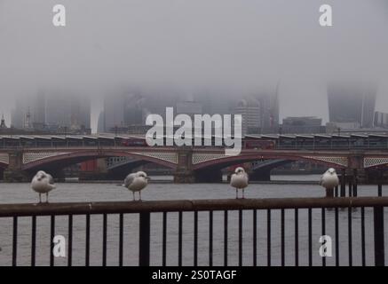 London, England, Großbritannien. Dezember 2024. London, Großbritannien. Dezember 2024. Ein Blick auf eine verdeckte Skyline der City of London, während dichter Nebel über die Hauptstadt herabfällt. Quelle: Vuk Valcic/Alamy Live News (Foto: © Vuk Valcic/ZUMA Press Wire) NUR REDAKTIONELLE VERWENDUNG! Nicht für kommerzielle ZWECKE! Stockfoto