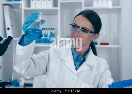 Ein engagierter Wissenschaftler analysiert eine komplexe chemische Reaktion in einem Labor und liefert Erkenntnisse, die wesentlich zur Biochemie und beitragen Stockfoto