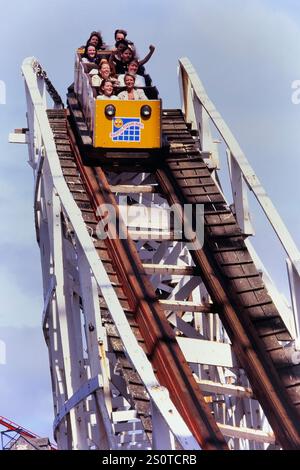 Große Achterbahn mit Dipper. Pleasure Beach Resort, Blackpool Pleasure Beach. Lancashire. UK Stockfoto