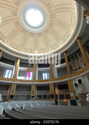 Der runde Innenraum der evangelischen St.-Lamberti-Kirche im niedersächsischen Oldenburg. 1795 wurde auf Veranlassung von Herzog Peter Friedrich Ludwig in das rechteckige mittelalterliche Gotteshaus diese Rotunde eingebaut. In der Kuppel hängt seit 2011 das sogenannte Lichtkreuz von Ludger Hinse. *** Das runde Innere der evangelischen Lamberti-Kirche in Oldenburg, Niedersachsen diese Rotunde wurde 1795 auf Geheiß von Herzog Peter Friedrich Ludwig Ludger Hinses in die rechteckige mittelalterliche Kirche eingebaut und hängt seit 2011 in der Kuppel Stockfoto