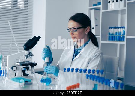 Ein engagierter Wissenschaftler führt wirkungsvolle Forschung in einem modernen Labor durch und nutzt modernste Technologie, um biomedizinische Wissenschaften und innovative Biotechnologie zu erforschen Stockfoto