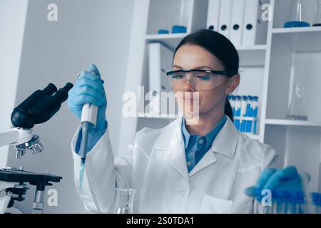 Eine leidenschaftliche Wissenschaftlerin führt ein bahnbrechendes Experiment in einem staatlichen Labor durch und zeigt ihr Engagement für die Forschung in Stockfoto