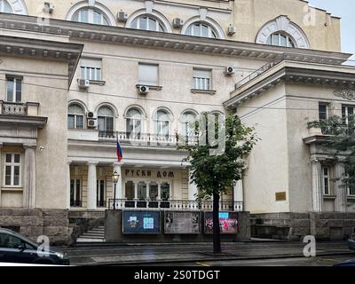 Belgrad, Serbien - 30. Mai 2023: Russisches Haus in Belgrad, die Inschrift sagt dies in kyrillischer Sprache. Hochwertige Fotos Stockfoto