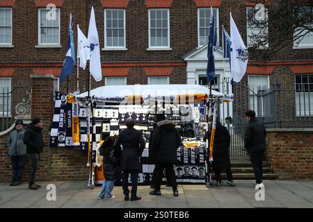 London, Großbritannien. Dezember 2024. Tottenham-Erinnerungsstücke zum Verkauf während des Premier League-Spiels Tottenham Hotspur gegen Wolverhampton Wanderers im Tottenham Hotspur Stadium, London, Vereinigtes Königreich, 29. Dezember 2024 (Foto: Izzy Poles/News Images) in London, Vereinigtes Königreich am 29. Dezember 2024. (Foto: Izzy Poles/News Images/SIPA USA) Credit: SIPA USA/Alamy Live News Stockfoto